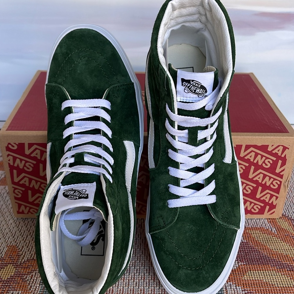 Vans Men’s Sk8-Hi
Pig Suede Douglas Fir
VN0007NSBXU
Sneakers - Picture 13 of 16